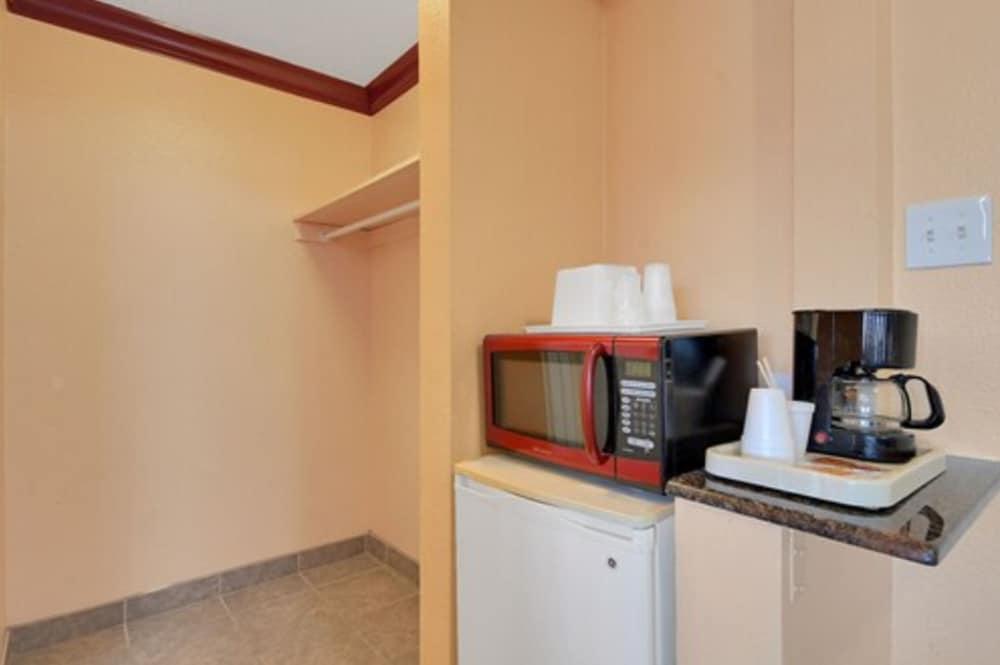 America's Deluxe Inn photo 23