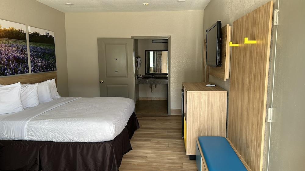 Days Inn by Wyndham Kenedy/Karnes City photo 3