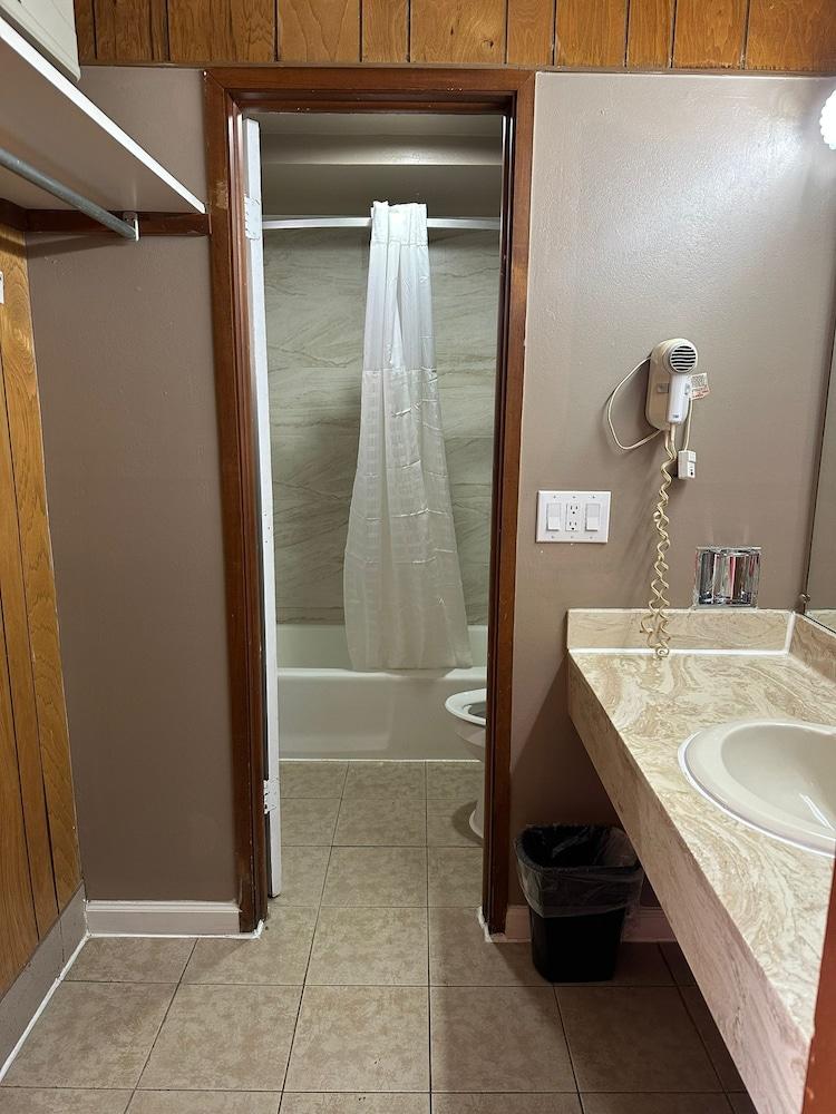 Americas Best Value Inn Franklin photo 9