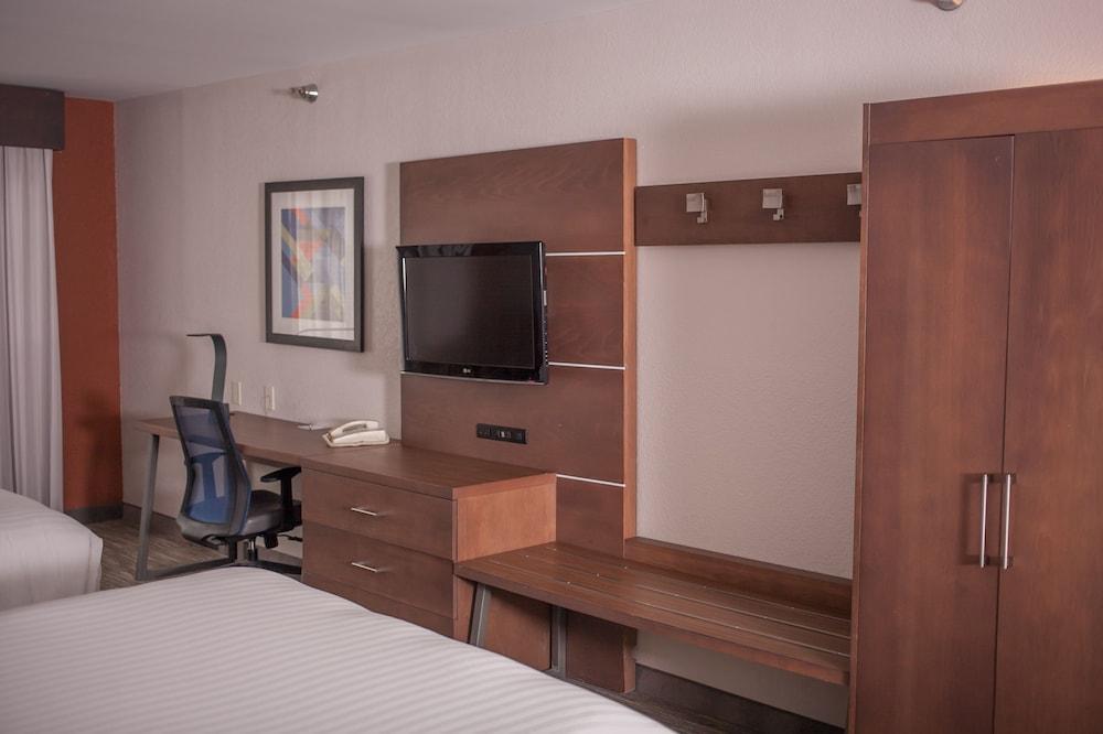 Holiday Inn Express Hotel & Suites by IHG photo 27