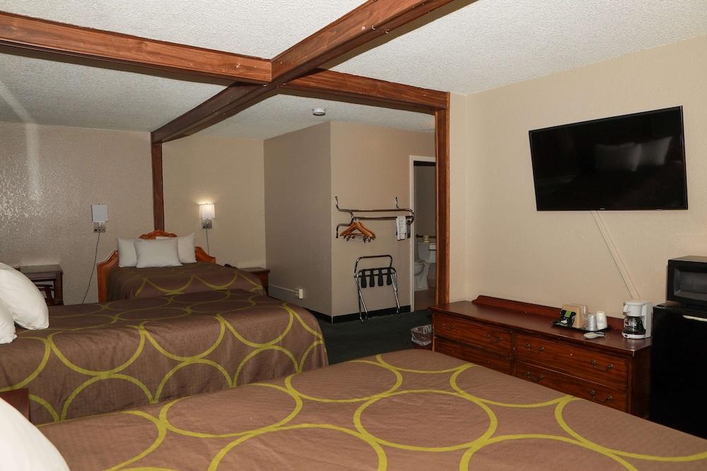 Super 8 by Wyndham Gallup photo 11