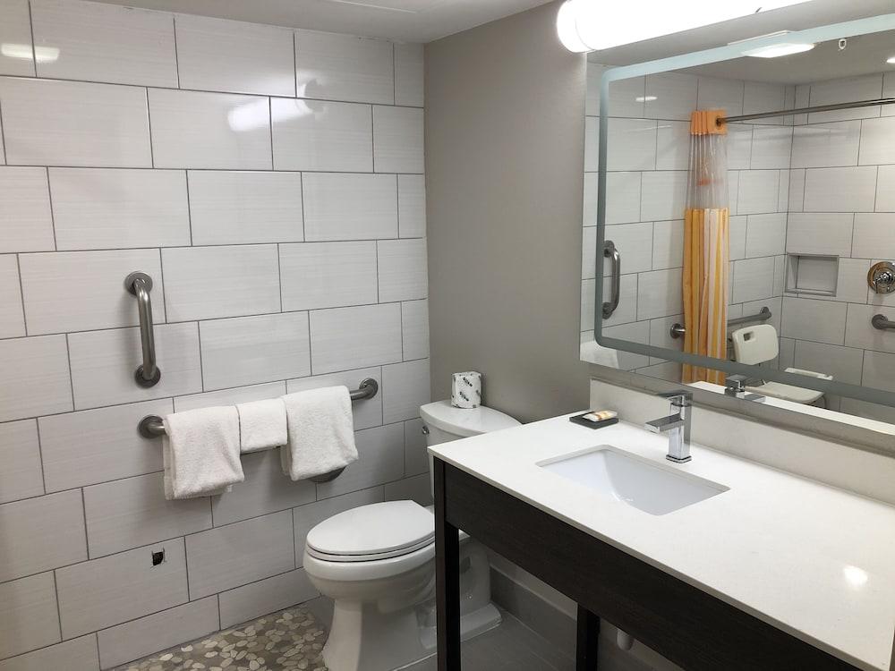 La Quinta Inn & Suites by Wyndham Minneapolis Northwest photo 10