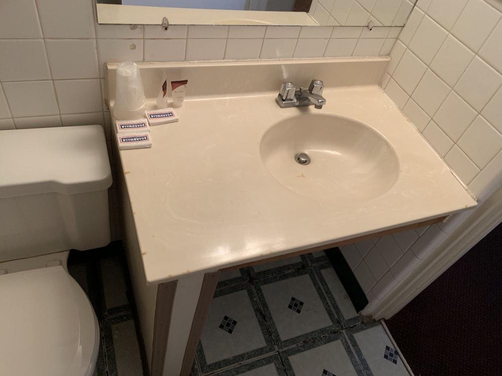 Travelers Inn photo 14