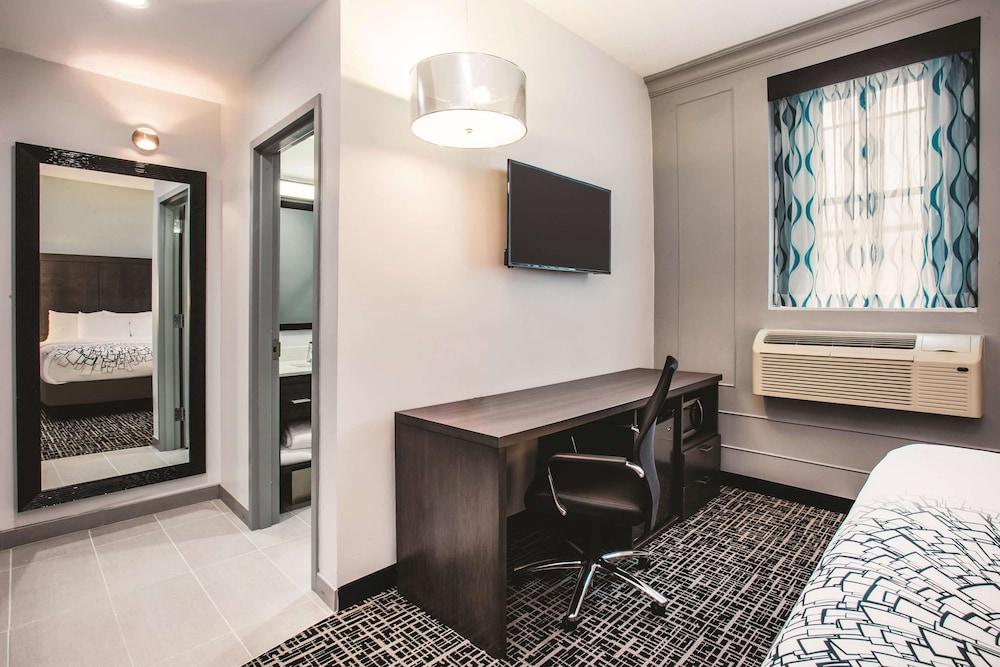 La Quinta Inn & Suites by Wyndham Baltimore Downtown photo 7