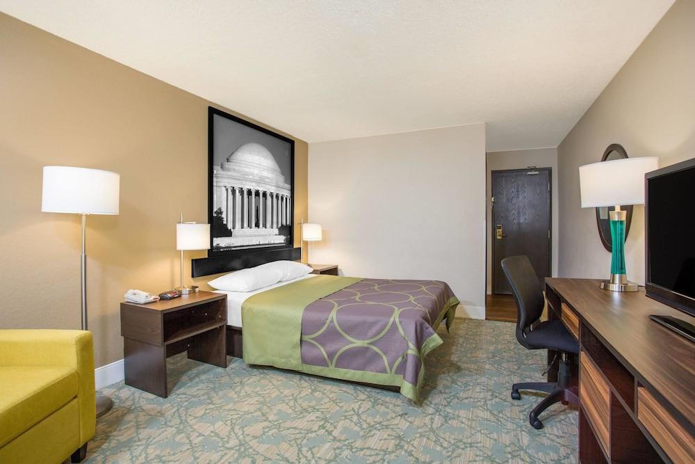 Super 8 by Wyndham Waldorf photo 4