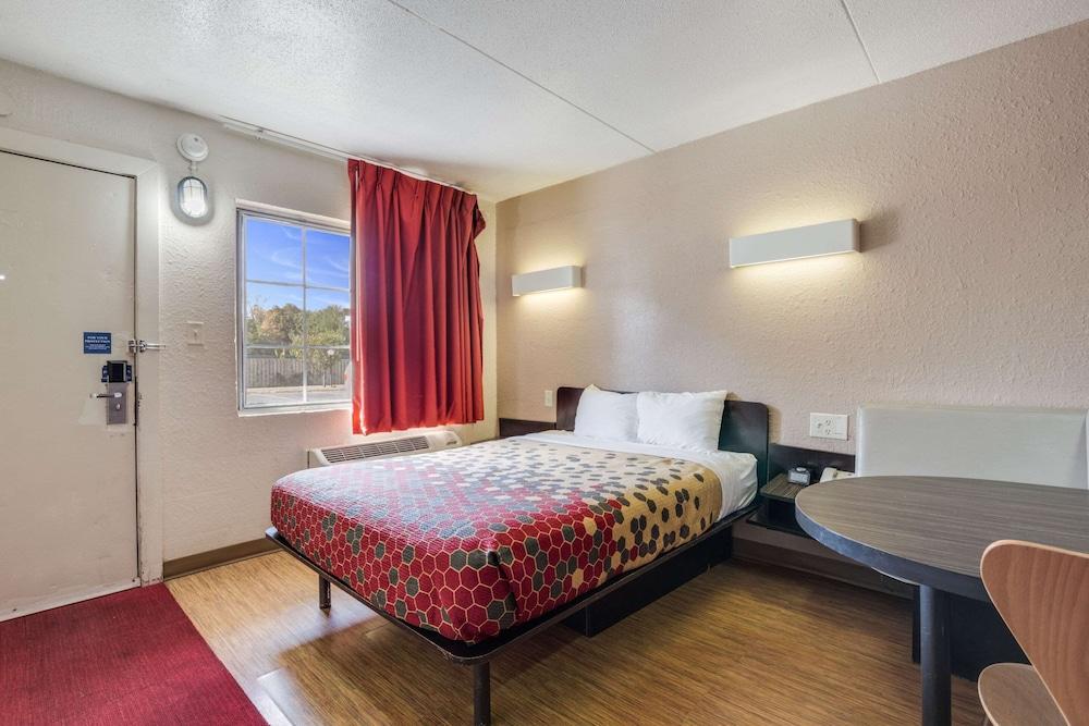 Econo Lodge Inn & Suites photo 22