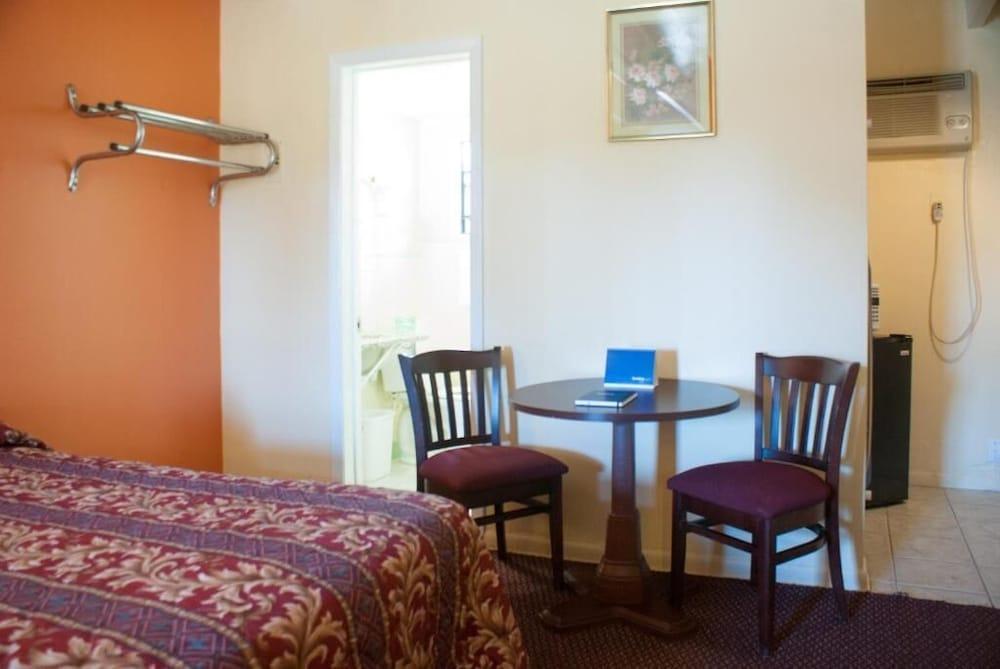 NASSAU HOLIDAY MOTEL photo 10