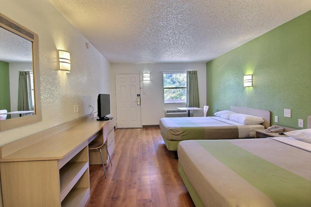 Motel 6 Austin, TX - Central Downtown UT photo 5
