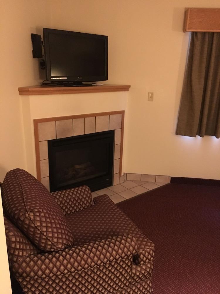 Moose Lake Lodge & Suites photo 11