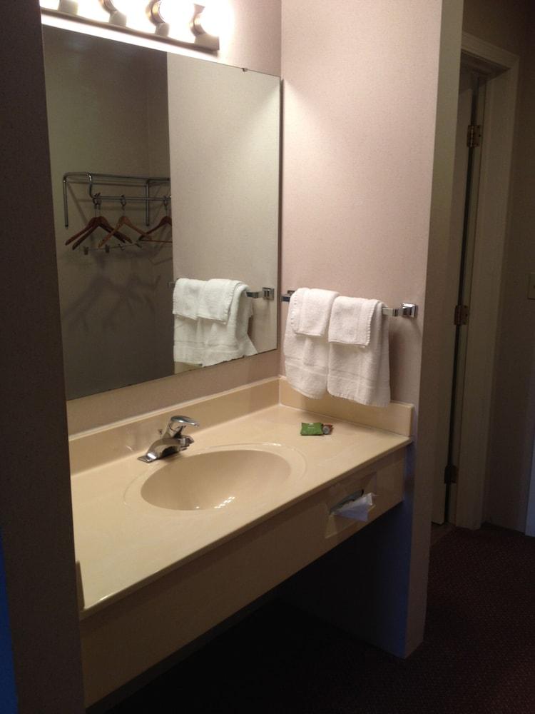 Cedar Hill Lodge photo 14