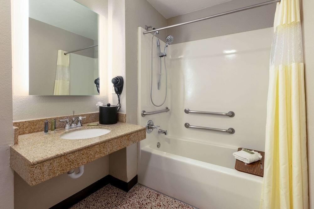 Wingate by Wyndham DFW / North Irving photo 39