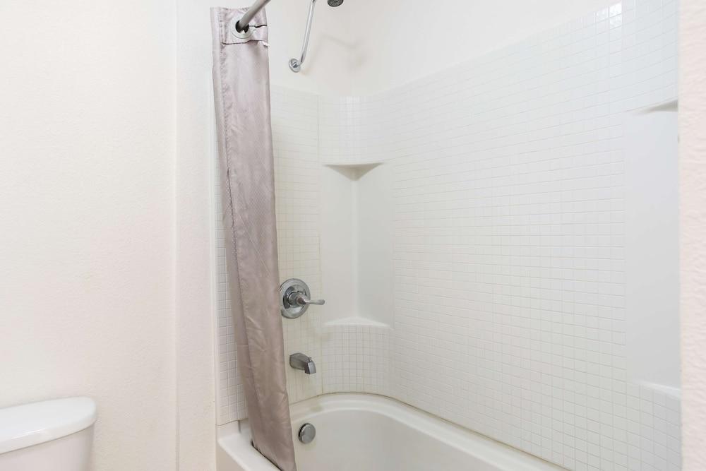 Americas Best Value Inn Bowling Green photo 14
