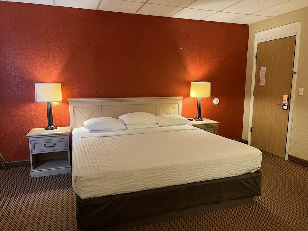 Econo Lodge Inn & Suites Walnut photo 20