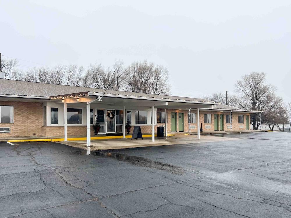 The Trail Inn - Slayton, MN - HWY 59 photo 1