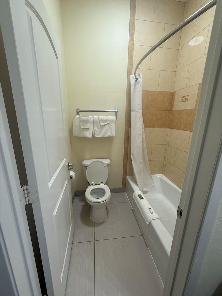 Executive Inn & Suites photo 12