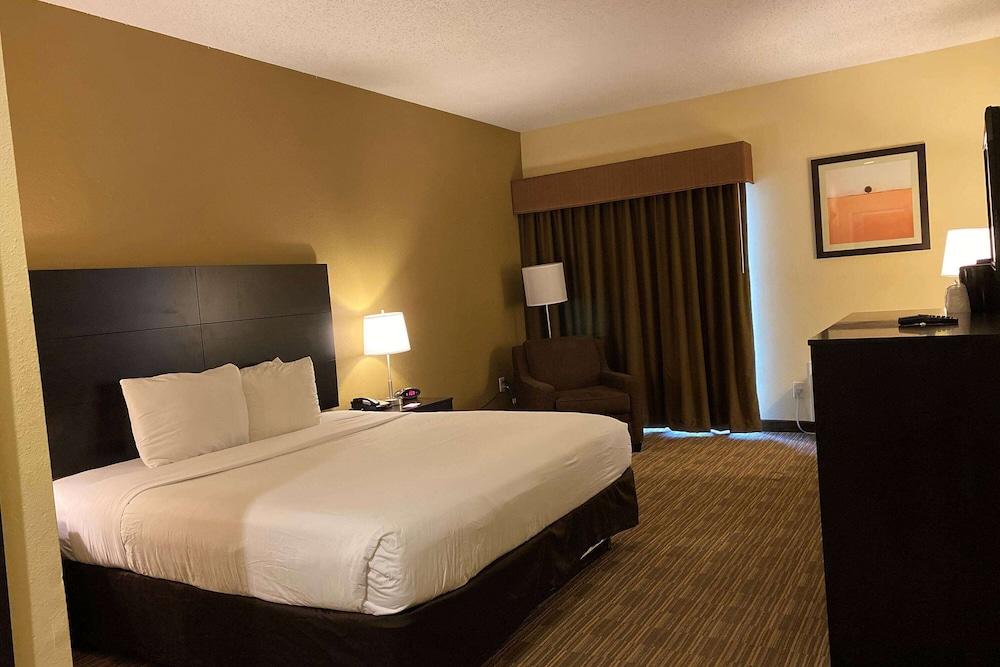Baymont by Wyndham Houston North photo 46