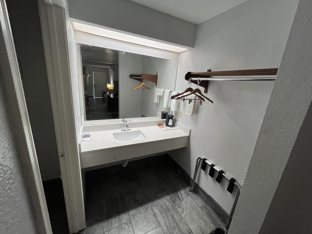 Atria Inn & Suites photo 12