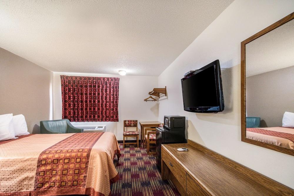 Americas Best Value Inn & Suites Harrisonville photo 19