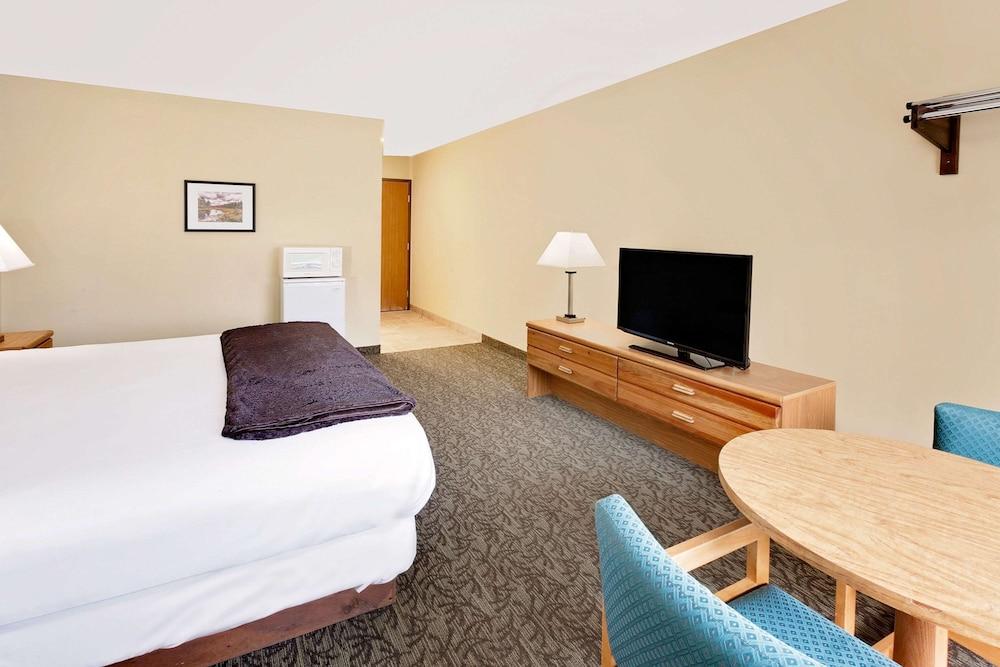 Days Inn by Wyndham Cadillac photo 14
