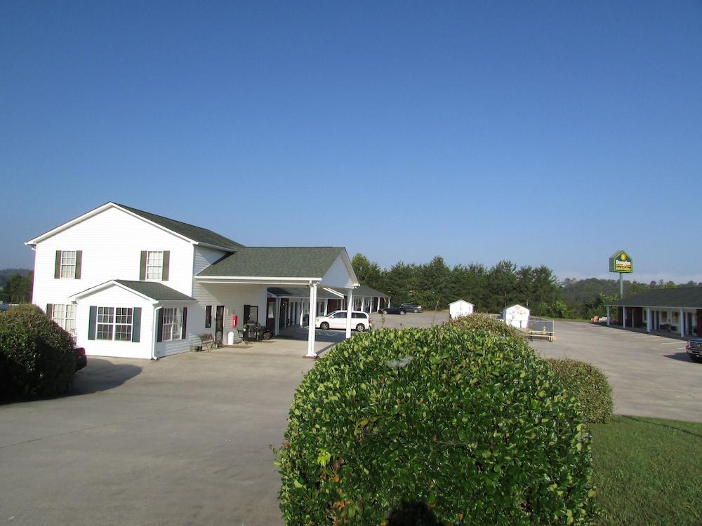 Douglas Inn & Suites photo 49