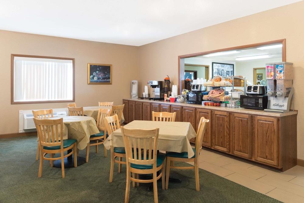 Super 8 by Wyndham Poplar Bluff Missouri photo 13