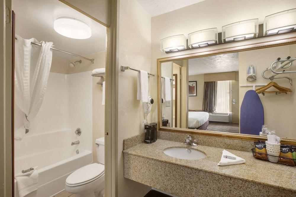 Clarion Pointe Morrow - Atlanta South photo 17