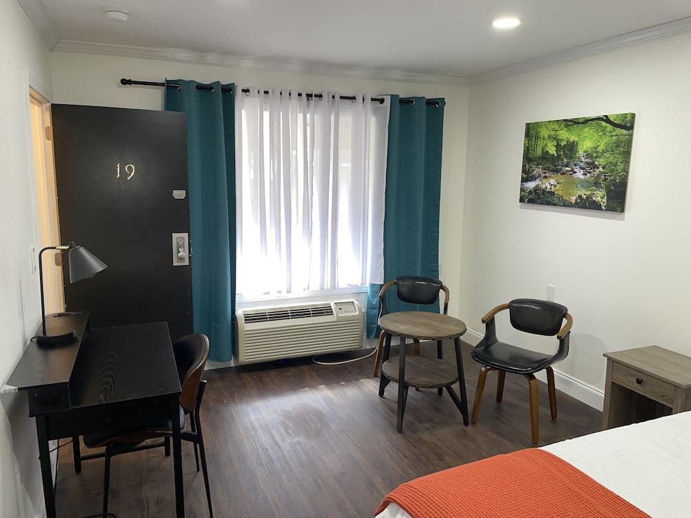 Gatehouse Motel photo 53