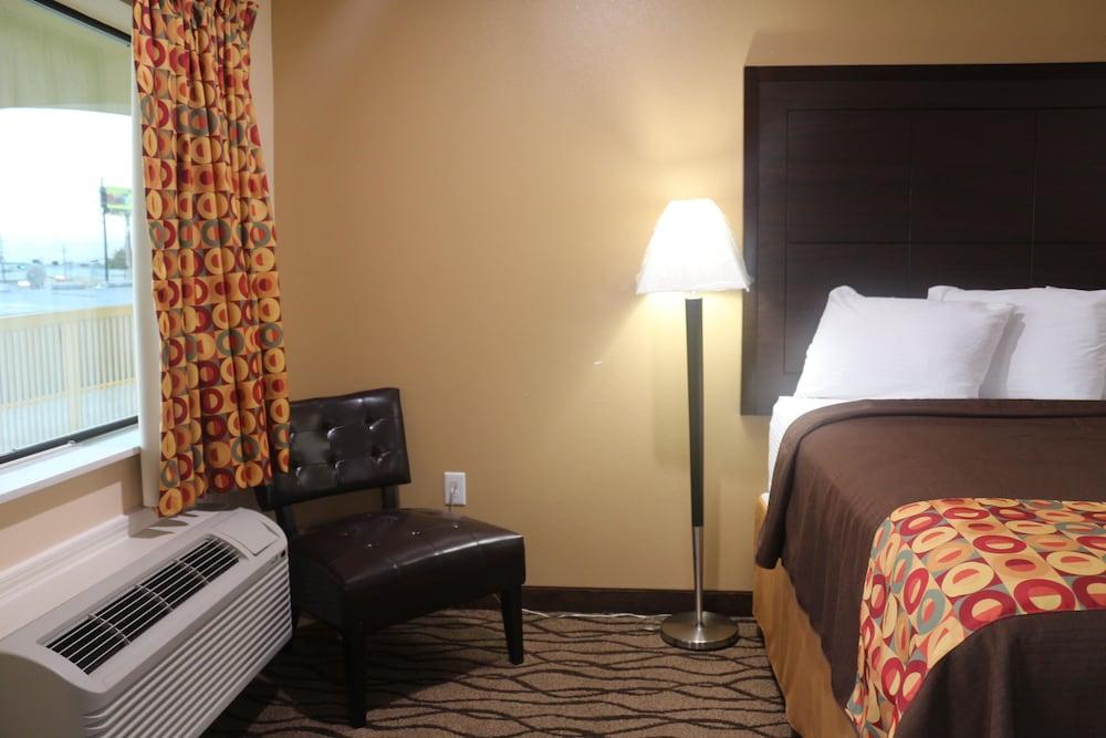 Express Inn & Suites - Bush Airport photo 2