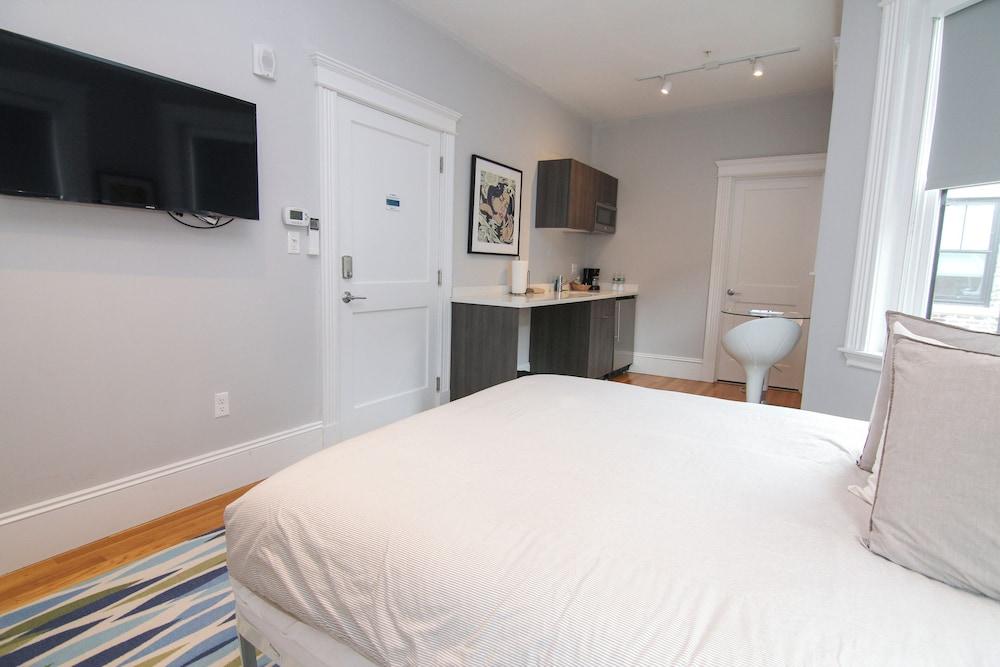 Maverick Suites at 89 Marion photo 54