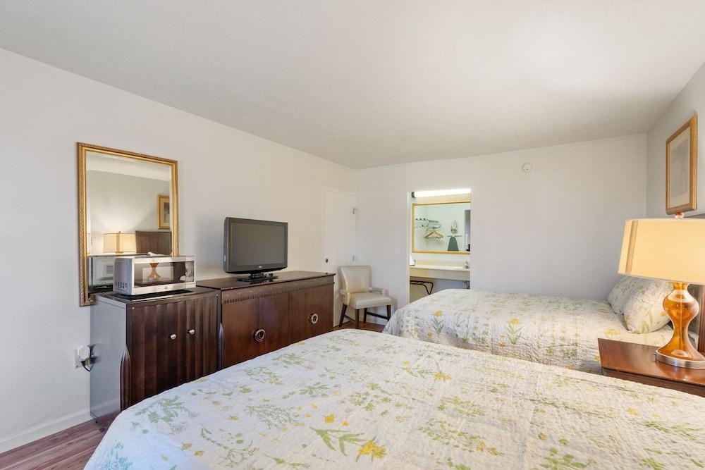 Williamsburg Suites photo 6