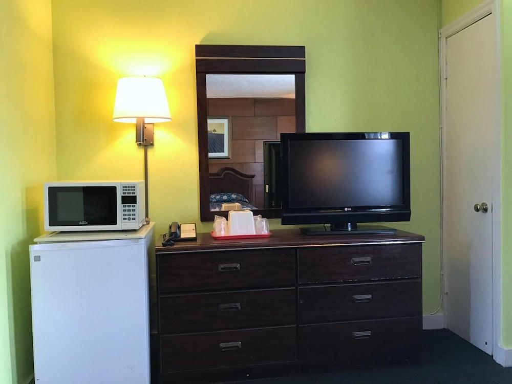 OYO Hotel Economy Inn US-29 Danville photo 7