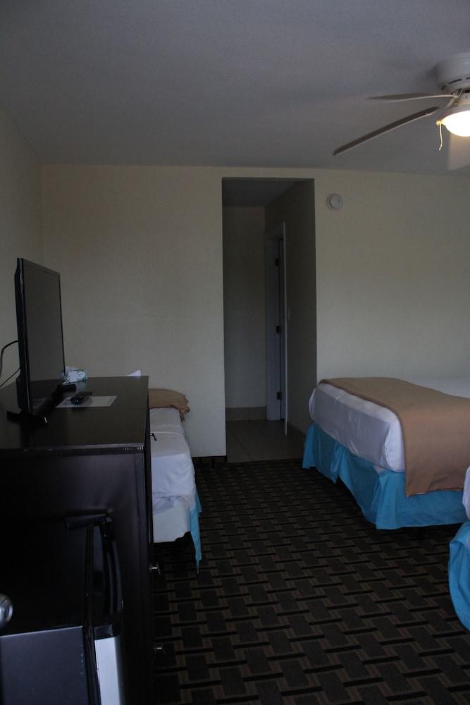American Inn and Suites photo 16