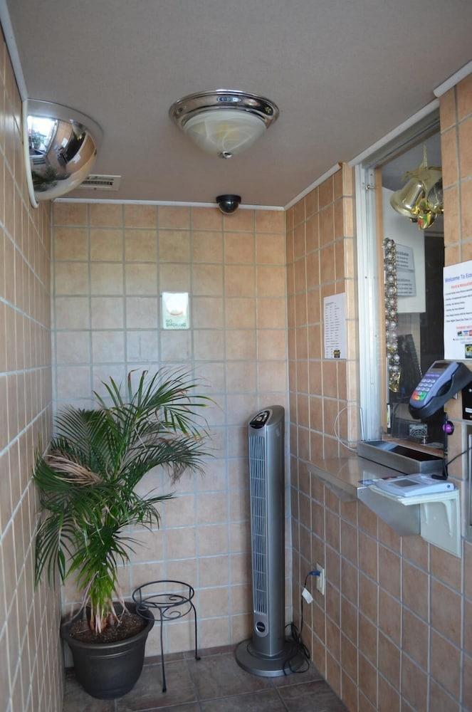 Economy Inn photo 11