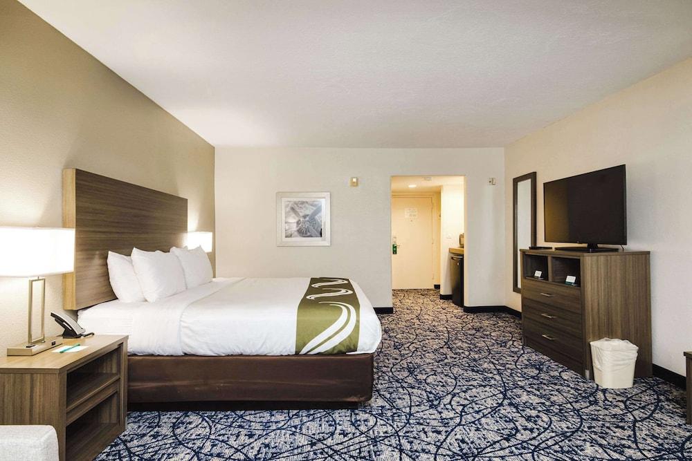 Quality Suites Houston Hobby Airport photo 17