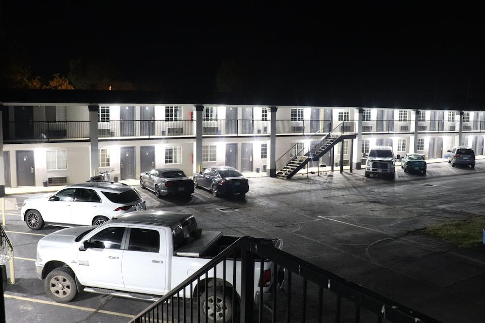 Deluxe Inn Miami, OK photo 6
