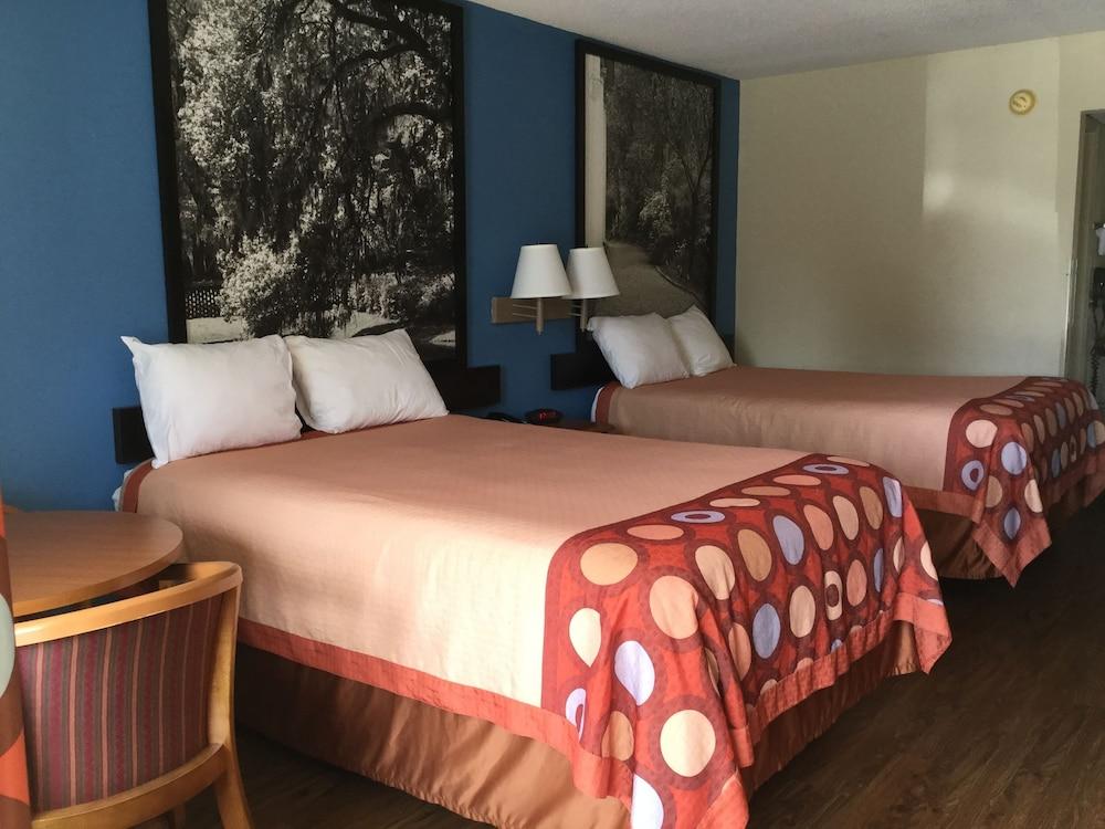 Super 8 by Wyndham Walterboro photo 5