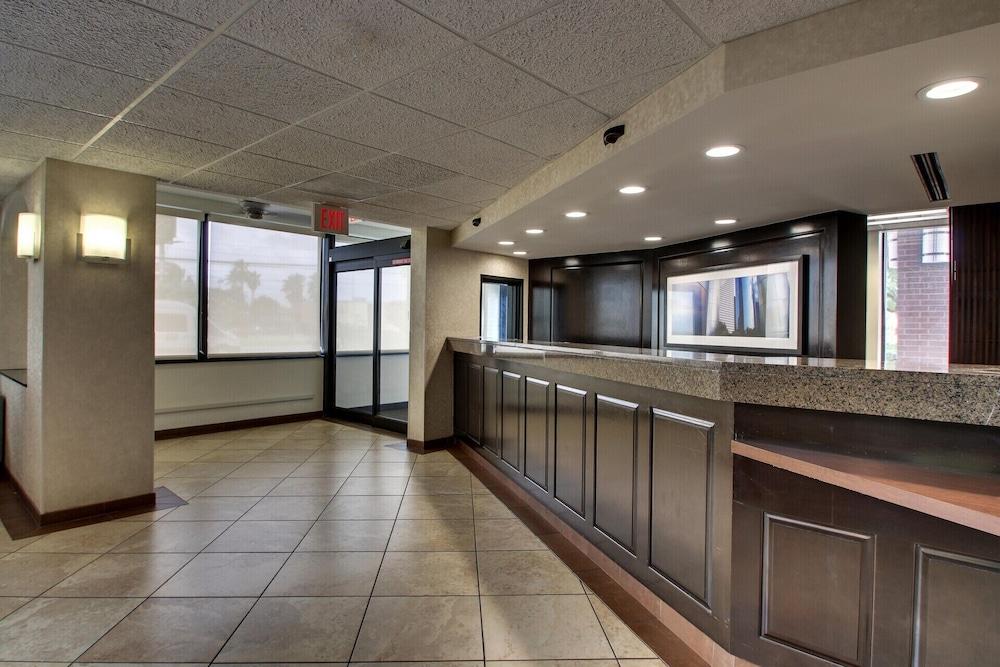 Sonesta Essential Houston Hobby Airport photo 20