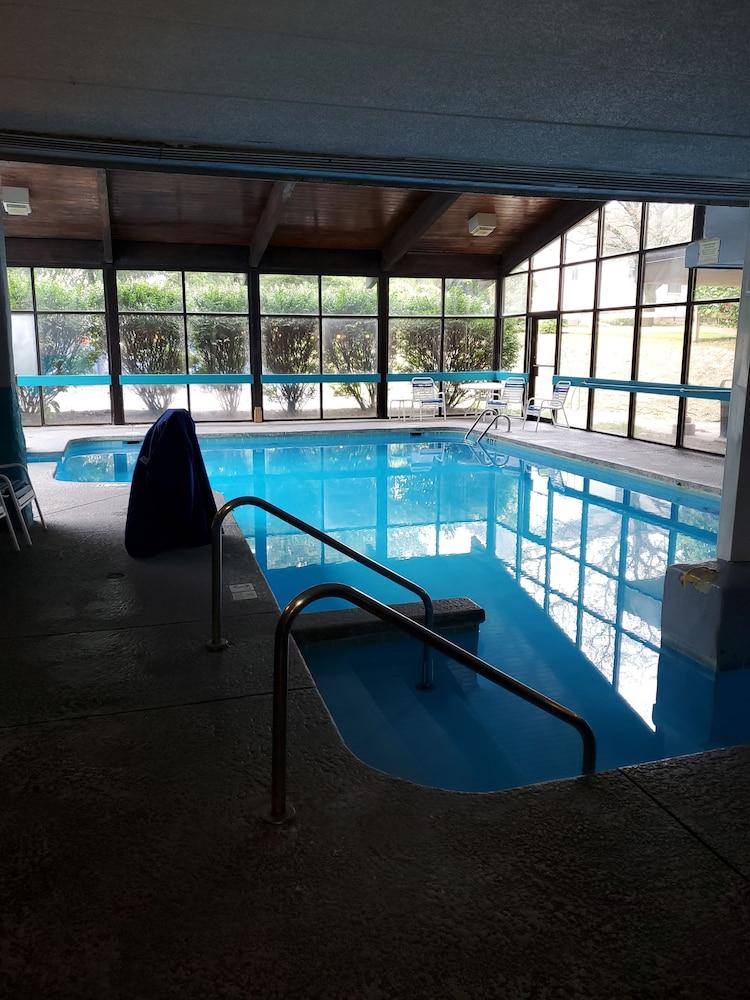 Pine Lake Resort and Banquets photo 24