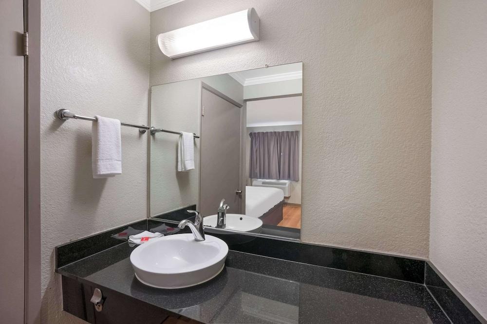 Econo Lodge Vallejo Fairgrounds photo 19