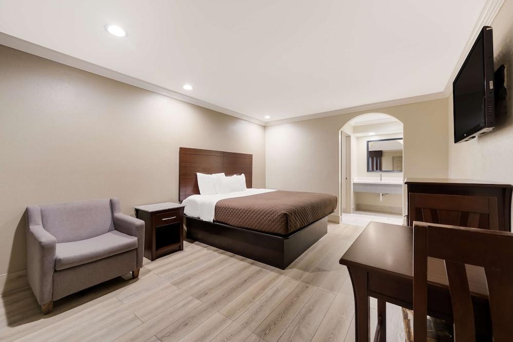 Americas Best Value Inn Houston Heights at I-45 photo 16