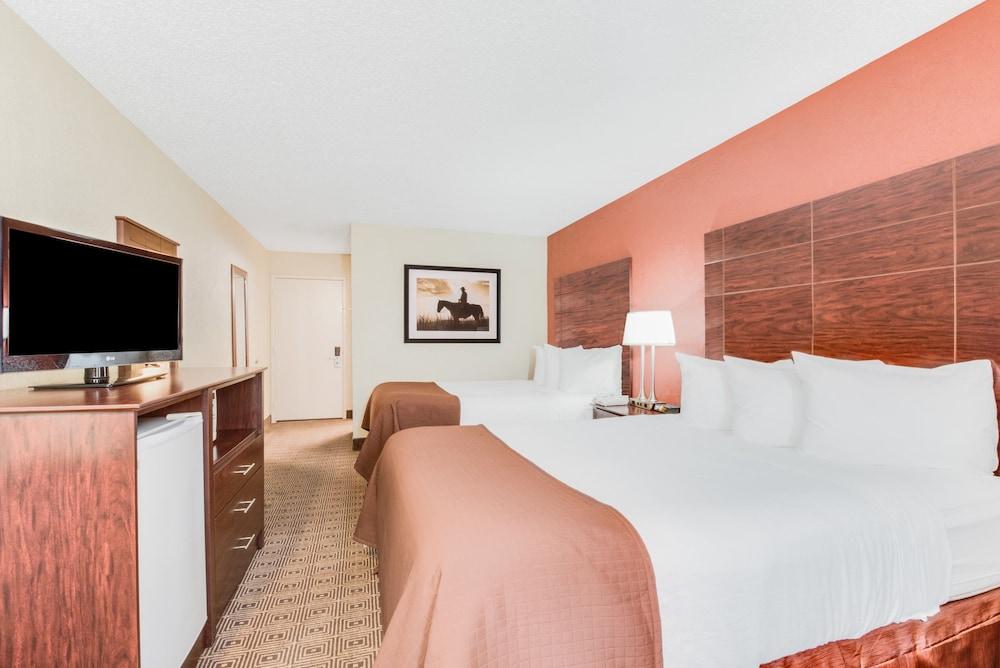 Baymont by Wyndham Midland Airport photo 17