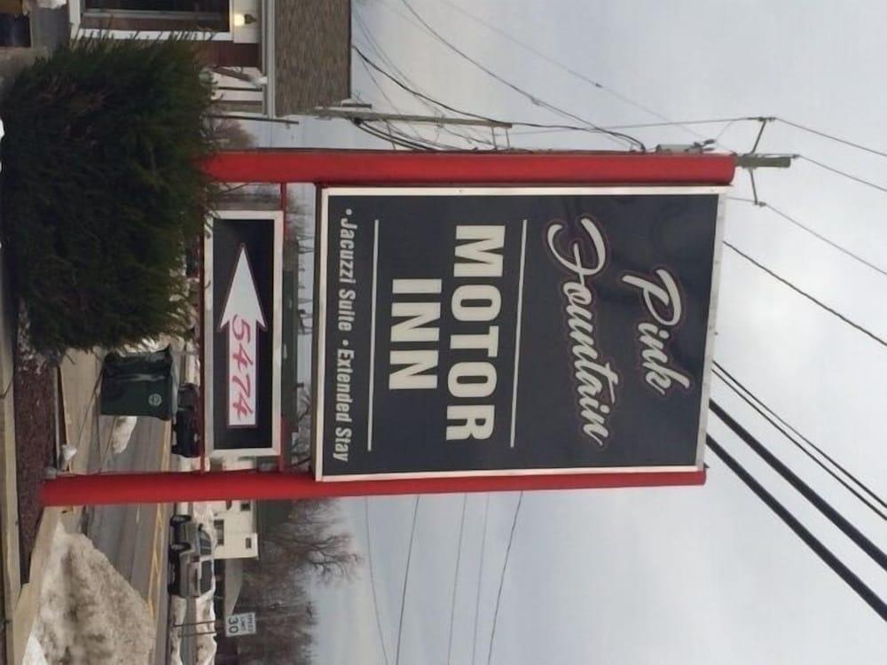 Pink Fountain Motor Inn photo 21