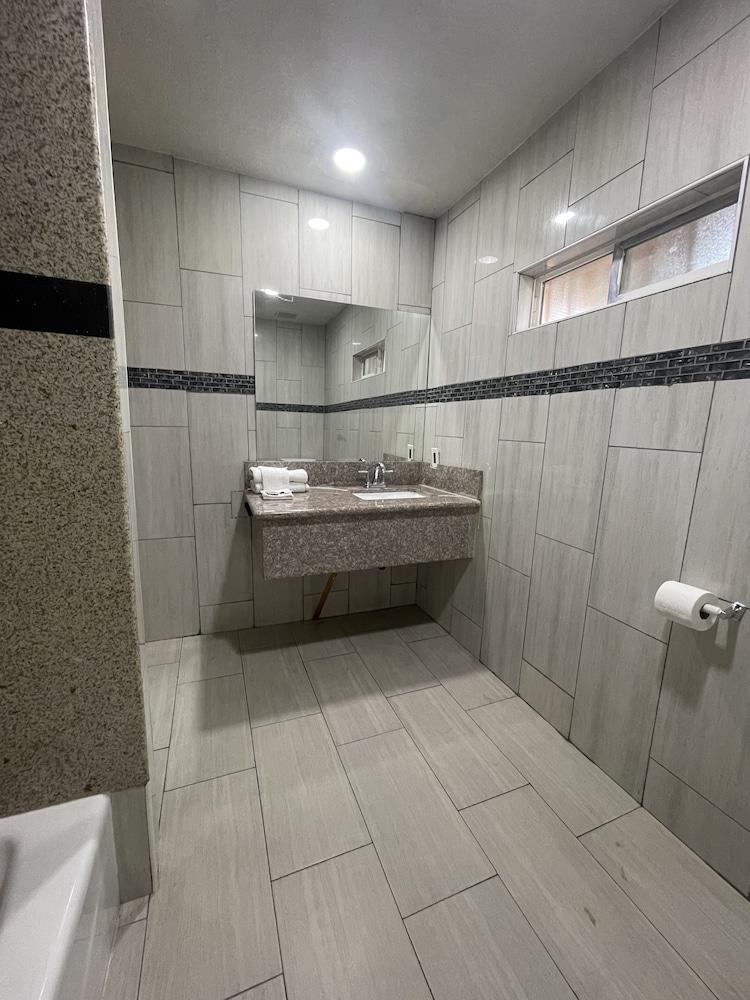 Economy Inn photo 22