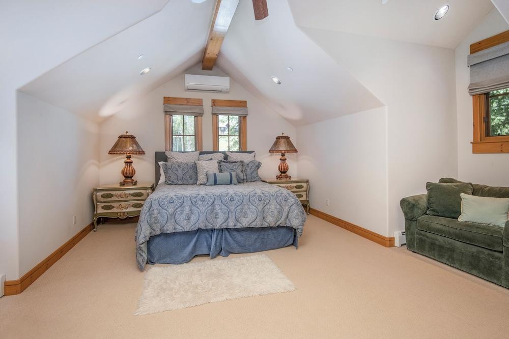 Snowberry by Elevation Accommodations photo 33