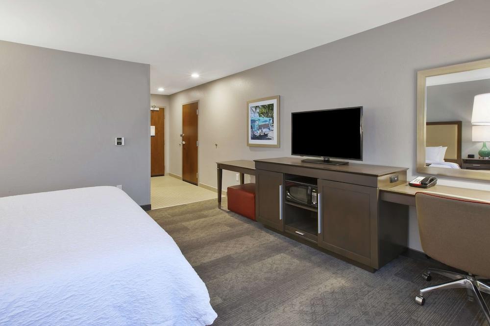 Hampton Inn by Hilton Detroit Dearborn photo 14