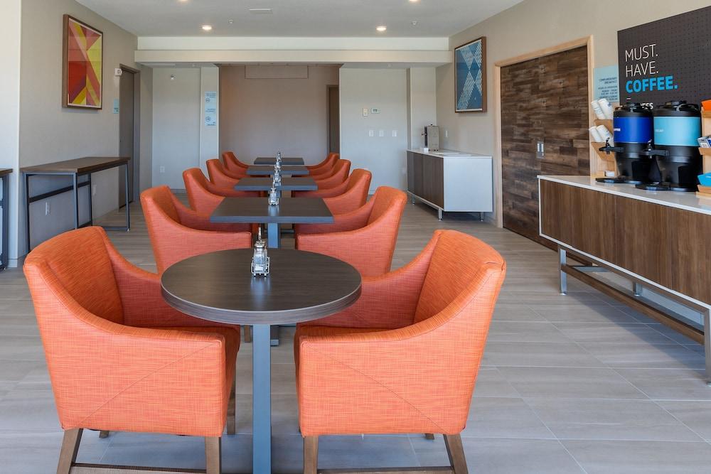 Holiday Inn Express & Suites Englewood Denver South by IHG photo 54