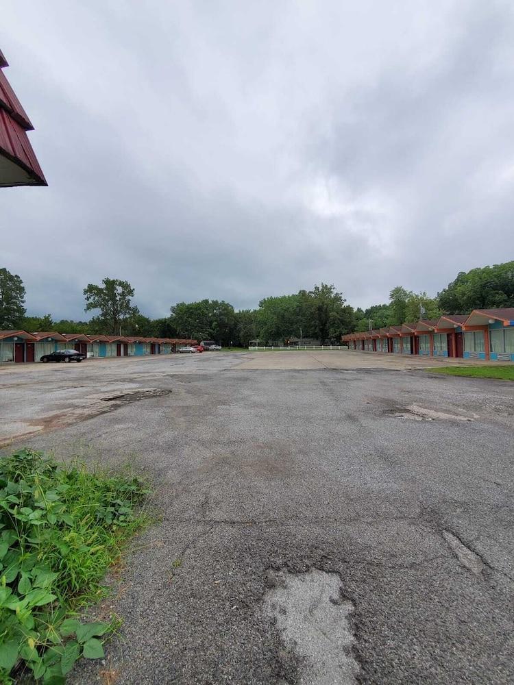 Gray Plaza Motel photo 34
