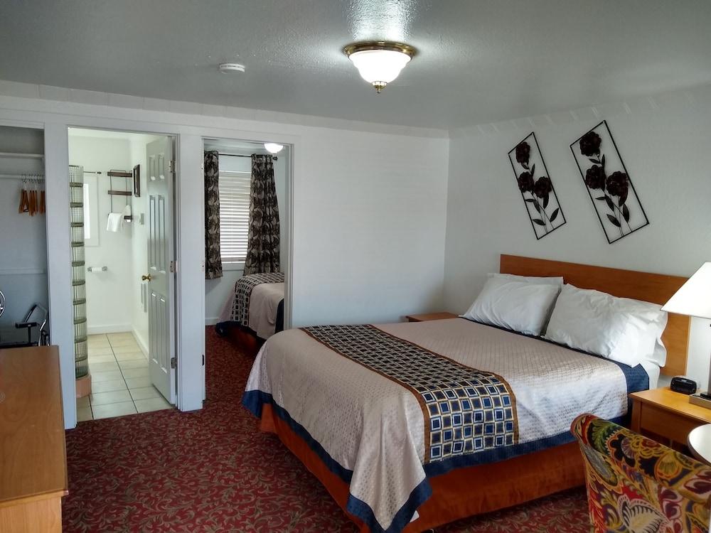 Holiday Motel photo 12