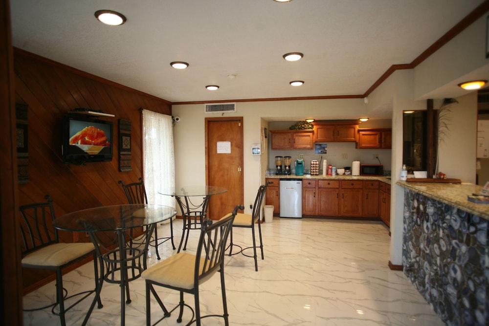 Americas Best Value Inn Edna photo 25
