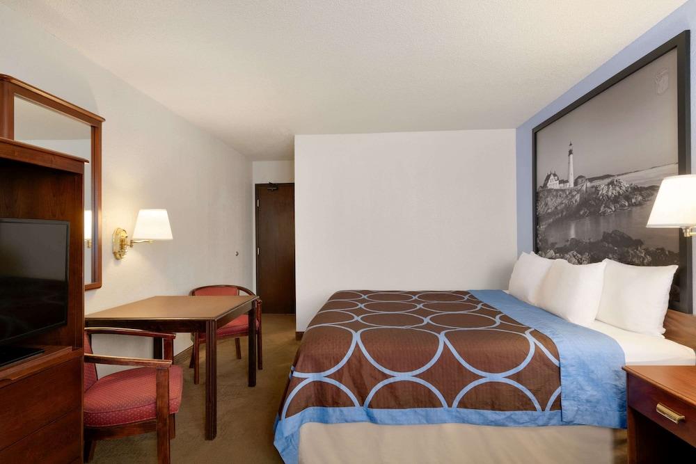 Super 8 by Wyndham Portland ME photo 13